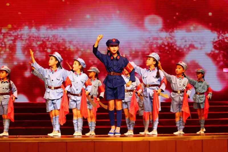 带领北京市通州区临河里小学为敬老院联欢演出.jpg