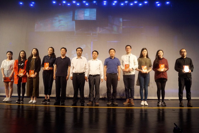 出席禁毒戏剧《鸟》首演仪式的相关领导向主创人员颁发了禁毒志愿者证书_副本.jpg