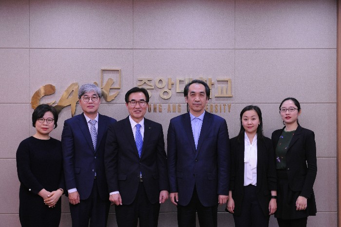中央戏剧学院代表团与韩国中央大学合影_meitu_2.jpg