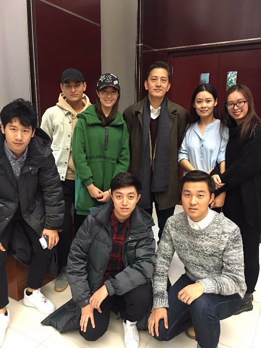 靳智伟与学生在一起.jpg