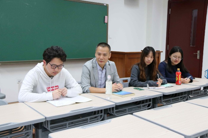 麻文琦教授长期工作在教学科研及管理一线,恪守师德,为人师表,关爱