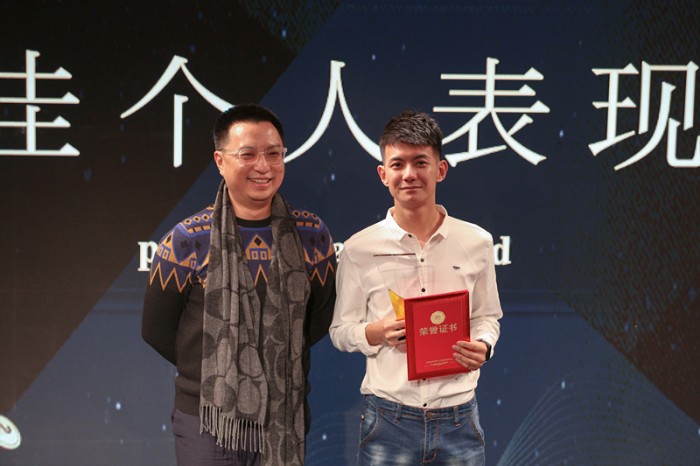 黄一峰颁最佳个人表现奖_副本.jpg