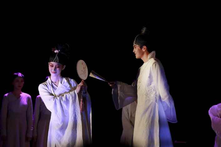 话剧《桃花扇》作为中央戏剧学院2019年“高雅艺术进校园”剧目，赴湖北广东十所高校进行巡演.jpg